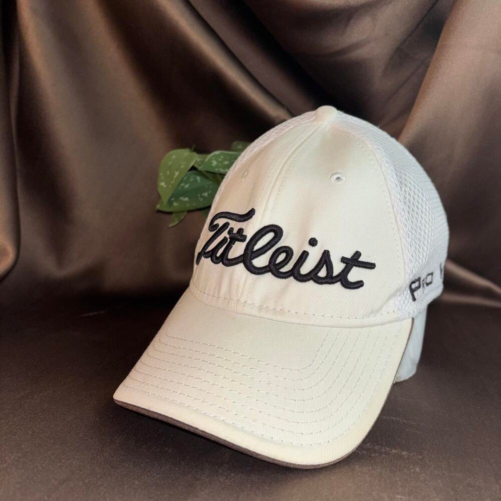 Titleist small / medium golf hat golf cap like new